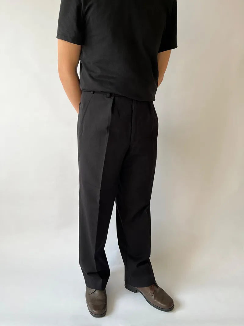 British Army Wool-Blend Trousers (’90s-2000s) – Black wool-blend trousers with a high waist, pleats, and straight-leg cut. Durable, versatile, timeless style.