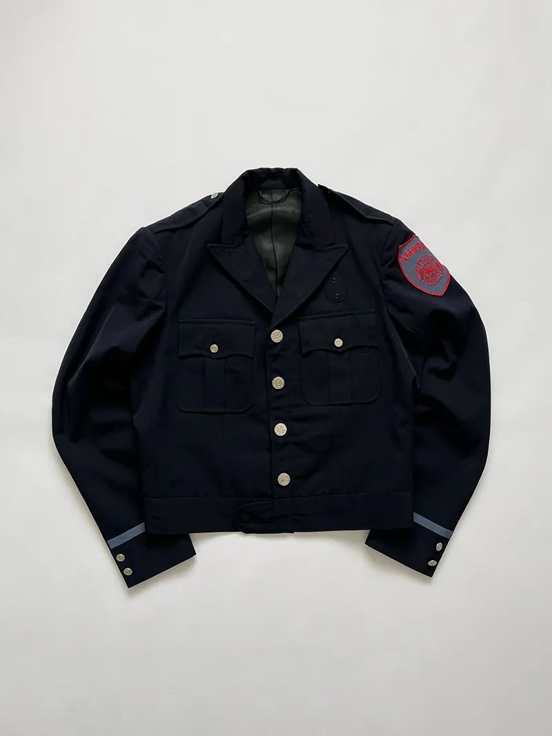 Giacca J.B. Battle Uniform utilizzata dal corpo dei vigili del fuoco della città di Amarillo, situata nello stato del Texas, USA. La giacca riporta la data 1974, insieme a tutte le informazioni inerenti al precedente utilizzatore.
Zip Lenzip. Made in USA.