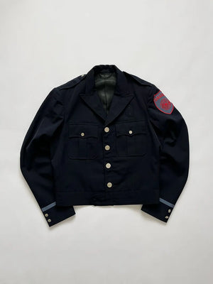 Giacca J.B. Battle Uniform utilizzata dal corpo dei vigili del fuoco della città di Amarillo, situata nello stato del Texas, USA. La giacca riporta la data 1974, insieme a tutte le informazioni inerenti al precedente utilizzatore.
Zip Lenzip. Made in USA.