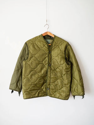 Liner M65 US Army anni 80 verde oliva, vista frontale su gruccia