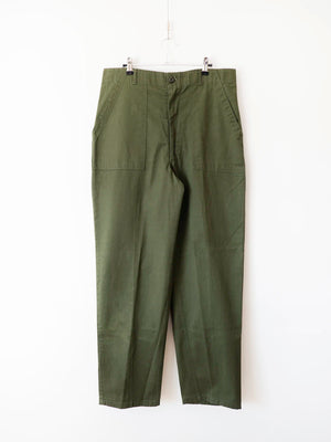 Pantaloni OG 507 vintage US Army verde oliva, vista frontale intera su gruccia
