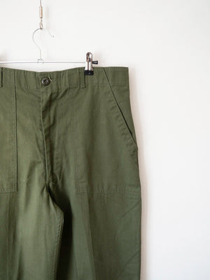 Primo piano della tasca anteriore destra a toppa e della zip in vita dei pantaloni OG 507