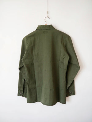 Side view of the OG-507 vintage military utility shirt, size M.
