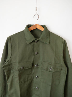 Close-up of the chest pockets and collar on the blank OG-507 vintage shirt, size L.