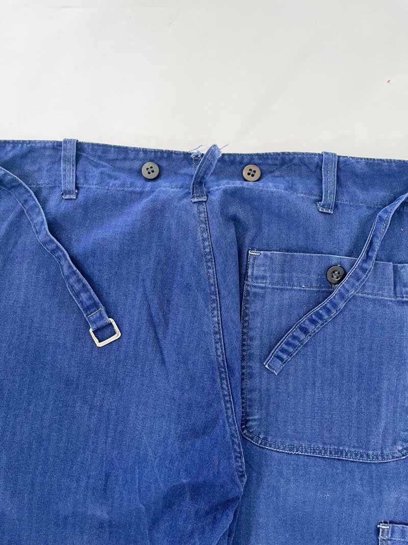 French work pant coming directly from the 1970s. Blue color. Extreme quality fabric. Work trousers are an essential item to have. In herringbone twill.