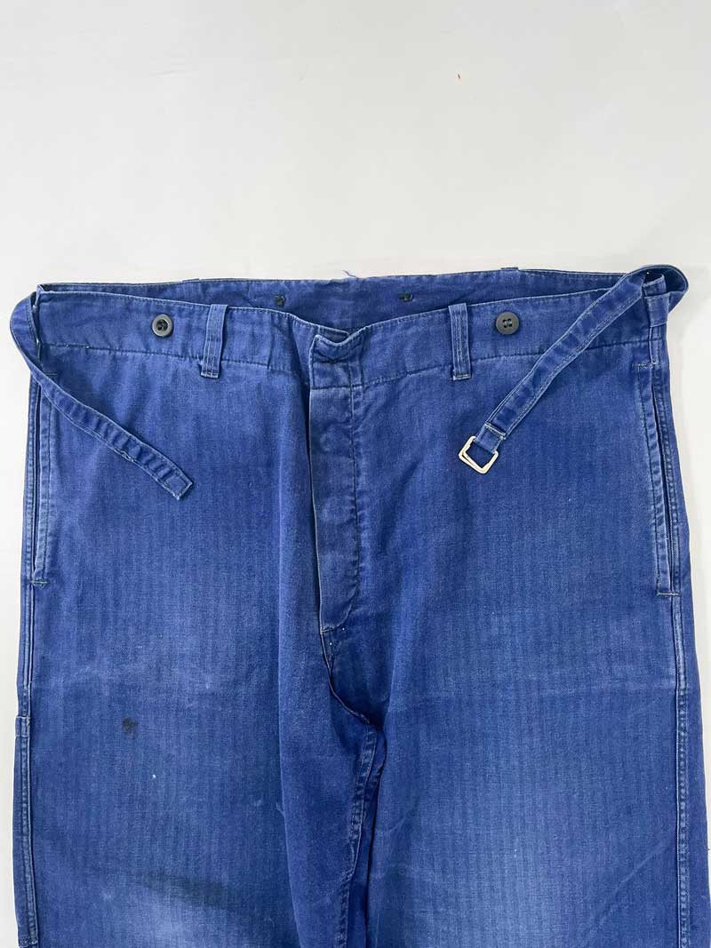 French work pants coming directly from the 1970s. Blue color. Extreme quality fabric. Work trousers are an essential item to have. In herringbone twill.