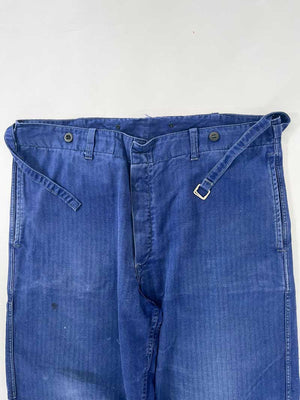 French work pants coming directly from the 1970s. Blue color. Extreme quality fabric. Work trousers are an essential item to have. In herringbone twill.