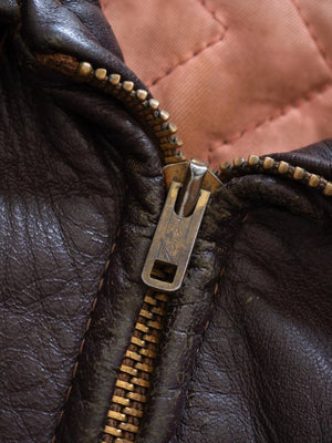 Primo piano della zip Talon con logo inciso