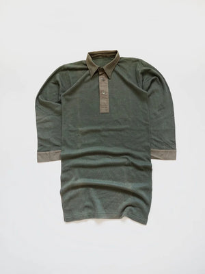 1940s Swedish Army field shirt in a textured cotton blend. Designed for functionality and durability, it features a generous length to tuck into trousers.