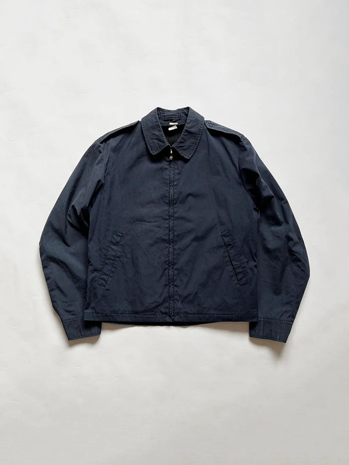 Lightweight jacket utilizzata dall'USAF negli anni 70. Colore blue navy, fit boxy e zip Serval. Giacca perfetta per la primavera ma anche per stratificare in estate. 
