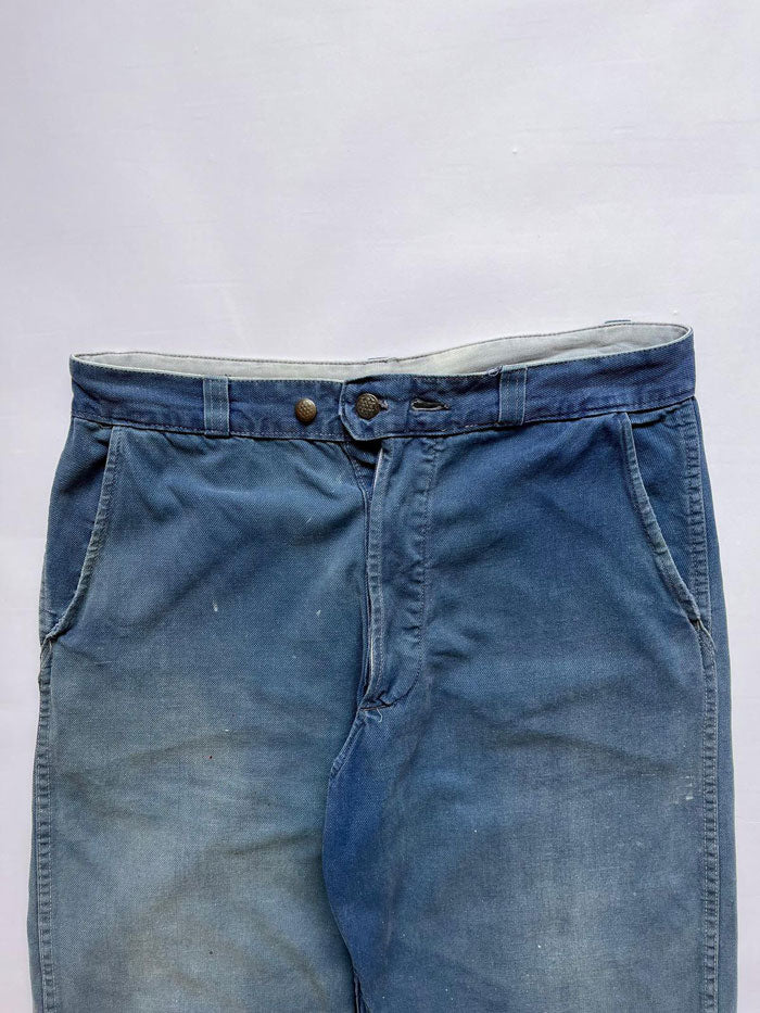Work pants vintage from 1950s. Color with a fantastic patina given by the passage of time. Vintage work trousers with thick quality fabric. Size 32W 30L.