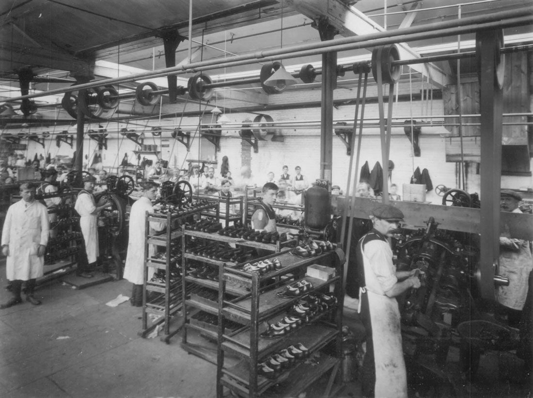 Foto in bianco e nero di una Fabbrica Clarks in cui vengono raffigurati dei lavoratori