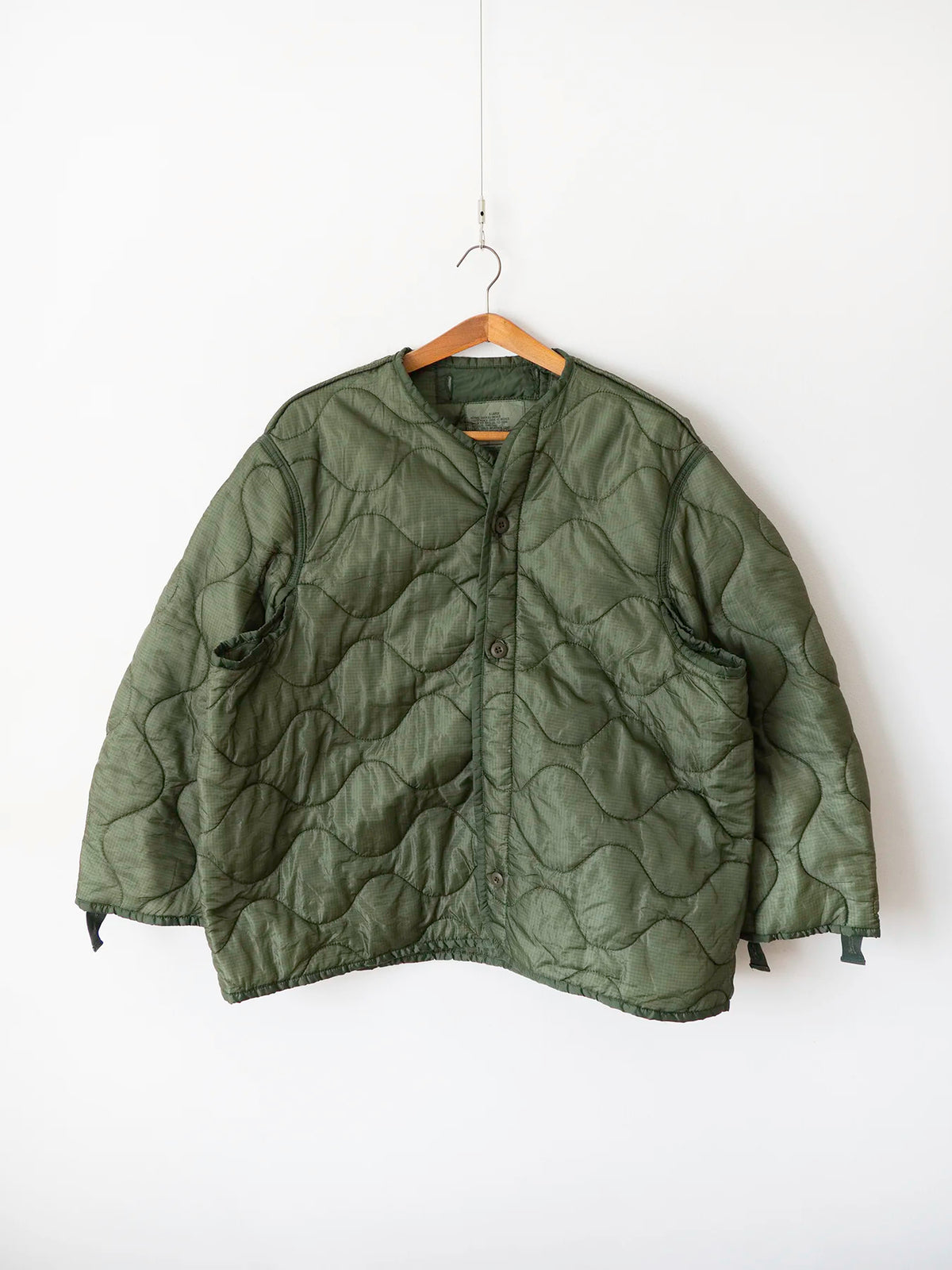 Liner M65 US Army anni 2000 verde oliva, vista frontale su gruccia