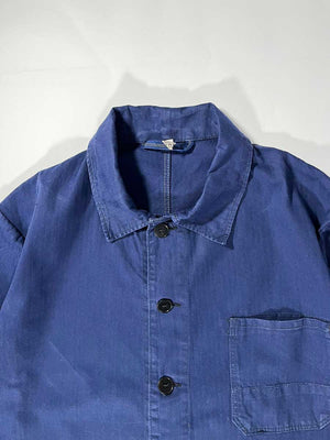 Veste blue de travail vintage from 1970s. Size Large. Crafted from high-quality, durable cotton. The various shades of blue give this jacket a unique character.