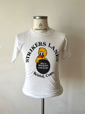 Single stitch t-shirt vintage produced in the United States in the 80s by Sneakers. Print on the front depicting a duck with written "this is Duckpin Country". 
