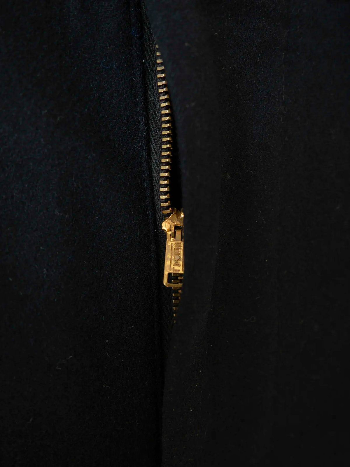 Dettaglio della zip laterale in metallo