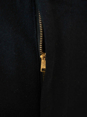 Dettaglio della zip laterale in metallo
