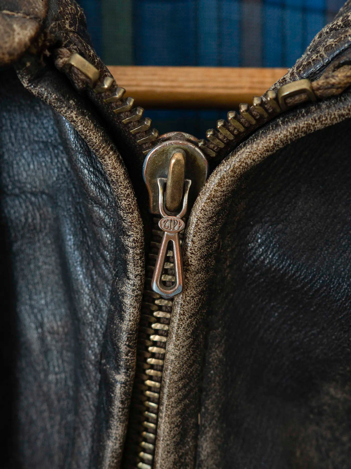 Dettaglio colletto e cursore della zip principale