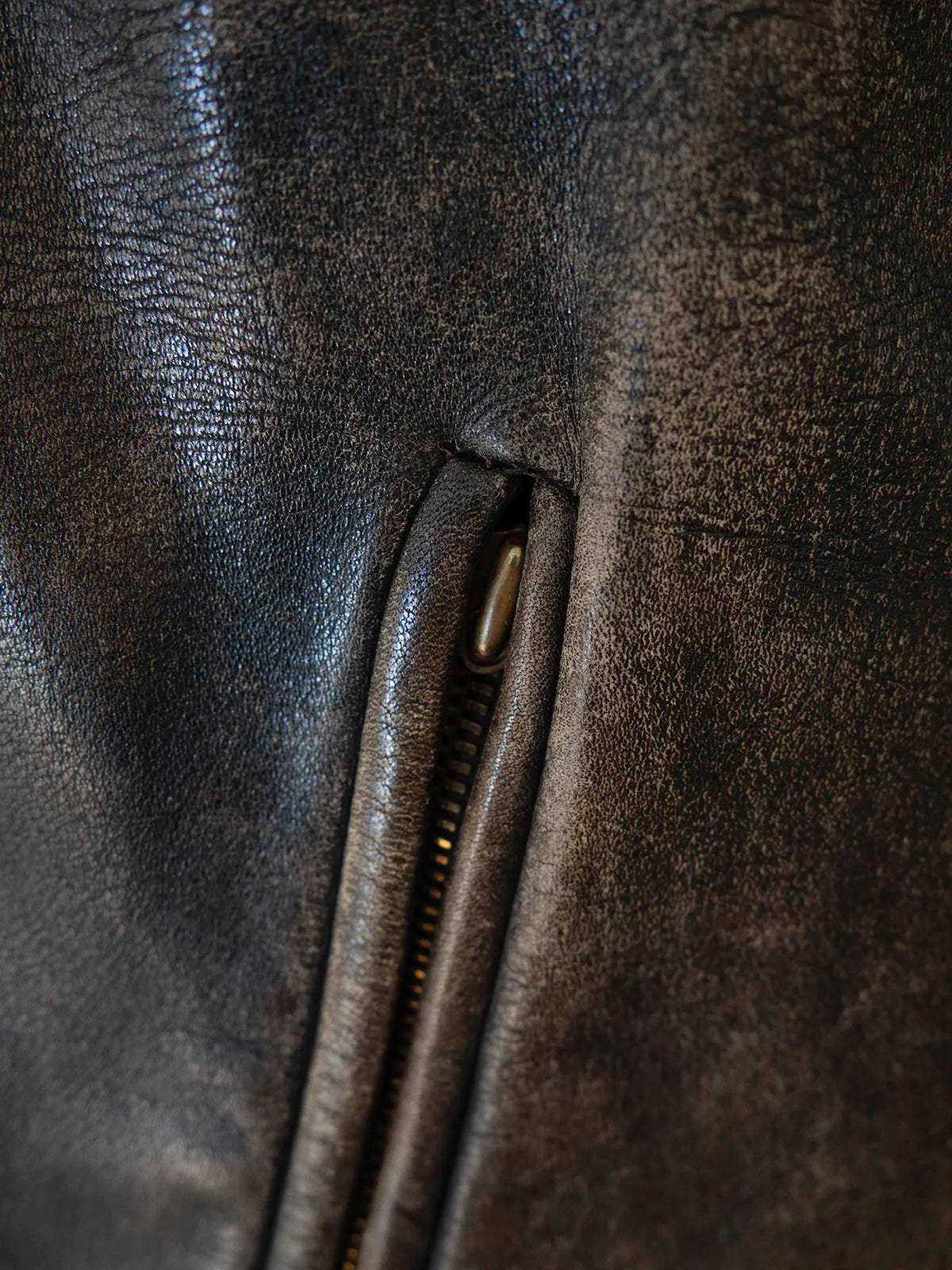 Primo piano tasca laterale con zip