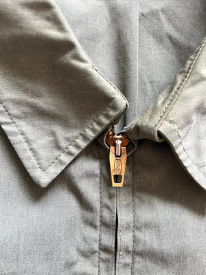 USAF light jacket from the 70s produced by Blauer. Green military jacket with beautiful Scovill zip. Complete with all original labels. Used by the American Air Force.