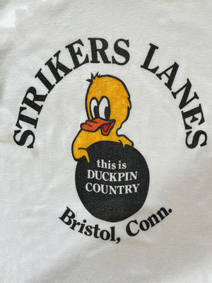 Single stitch t-shirt vintage produced in the United States in the 80s by Sneakers. Print on the front depicting a duck with written "this is Duckpin Country". 
