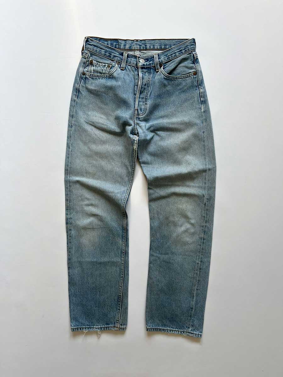 Levi's 501 vintage anni 90 azzurro chiaro su sfondo bianco neutro