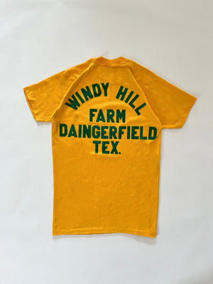 T shirt vintage single stitch Windy Hill Farm Daingerfield Texas. Produzione anni 80 marchio Sport-T by Stedman Made USA.&nbsp; Taglia etichetta: M Taglia consigliata S/M Piccoli buchi sparsi sul davanti e sul dietro della tee.