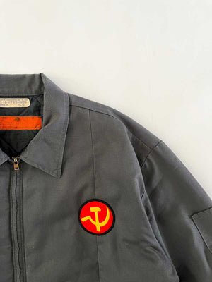 Vintage work jacket produced in the 1990s by Red Kap. Quality fabric and perfectly maintained over time. Talon zip and double patch applied on the front. Positioned on a neutral white background.