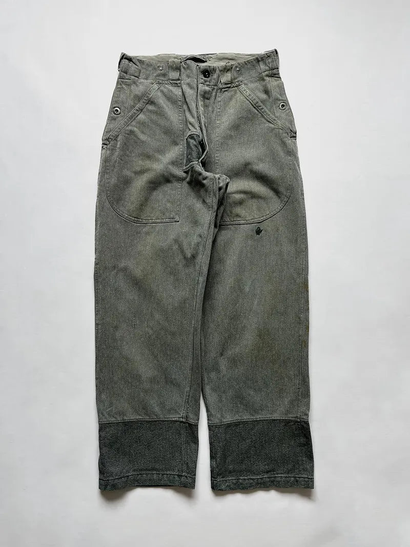 Vintage Classic denim workwear pants from the Swiss Army, produced between 1950–1990 and used by soldiers and prison guards. Size W31 L32.