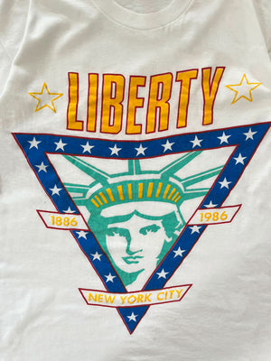 T shirt vintage single stitch produced in the United States in the 90s by Screen Stars. Print on the front depicting the New York City Statue of Liberty. Rare tee.