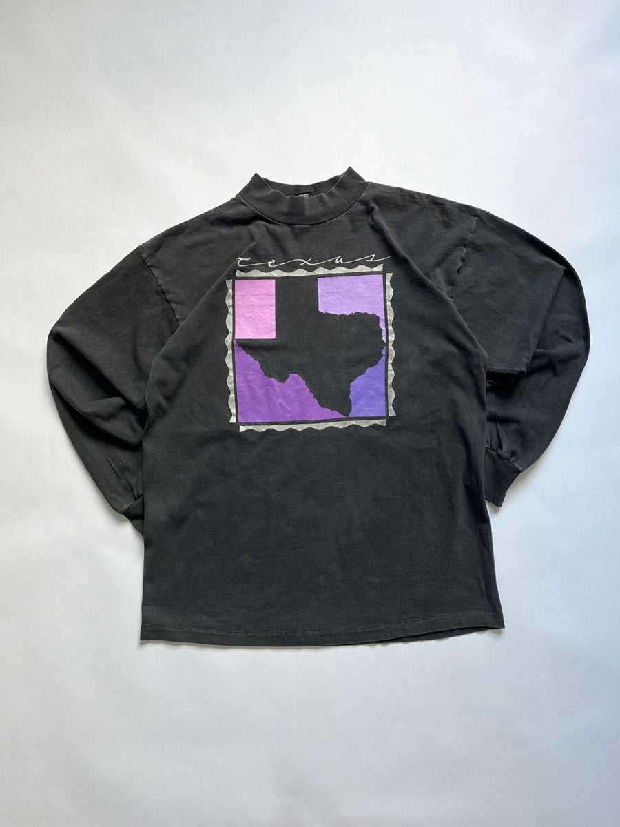 T shirt Vintage single stitch produced in the 90s in the United States. Print on the front depicting the state of Texas. Black long sleeve tee. Rare product.