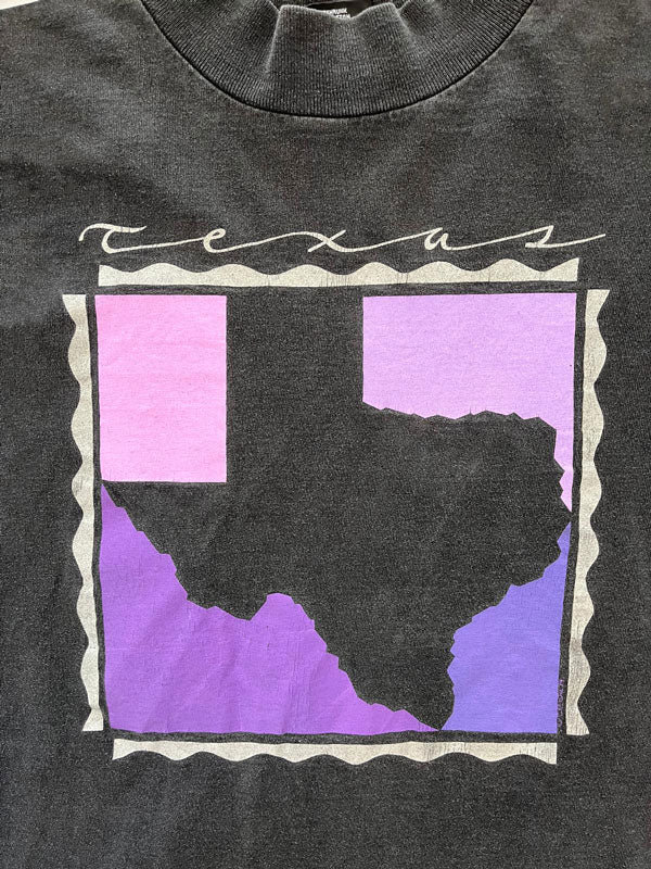 T shirt Vintage single stitch produced in the 90s in the United States. Print on the front depicting the state of Texas. Black long sleeve tee. Rare product.