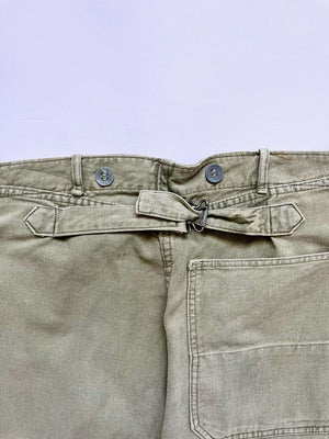 Work pants known in Sweden as "Grötbyxor". They were supplied to the Swedish army in the mid-20th century, used in camp barracks. Loose fit and cotton twill fabric.