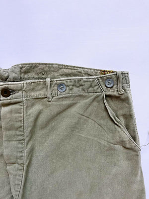 Work pants known in Sweden as "Grötbyxor". They were supplied to the Swedish army in the mid-20th century, used in camp barracks. Loose fit and cotton twill fabric.