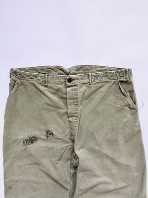 Work pants known in Sweden as "Grötbyxor". They were supplied to the Swedish army in the mid-20th century, used in camp barracks. Loose fit and cotton twill fabric.