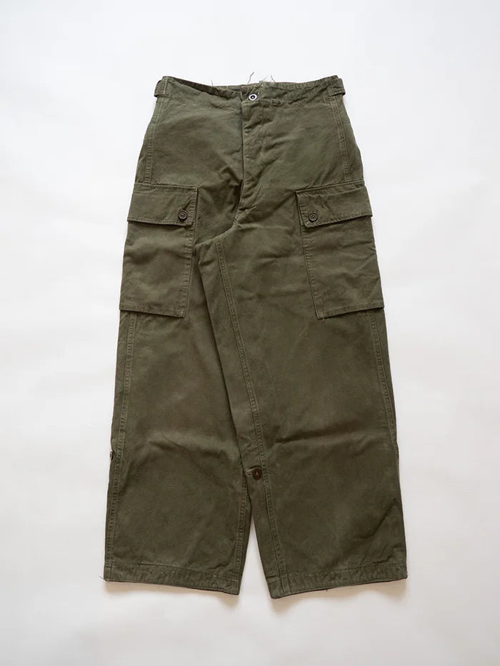 Vintage 1950s Dutch Army Cargo Pants. Two large side pockets with flaps and buttons. Loose fit at the bottom and high waist. Size W30 L30. MIlitary surplus.