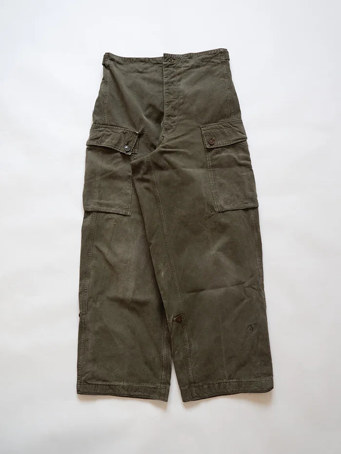 Vintage 1950s Dutch Army Cargo Pants. Two large side pockets with flaps and buttons. Loose fit at the bottom and high waist. Size W30 L30. MIlitary surplus.