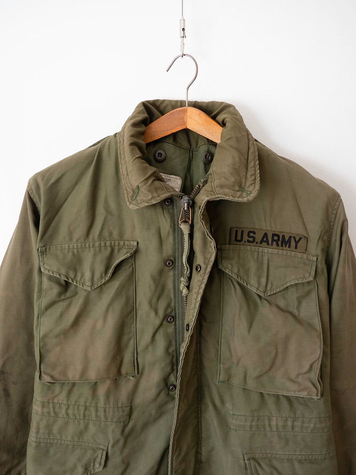Dettaglio toppa U.S. ARMY sul petto della giacca M65 vintage