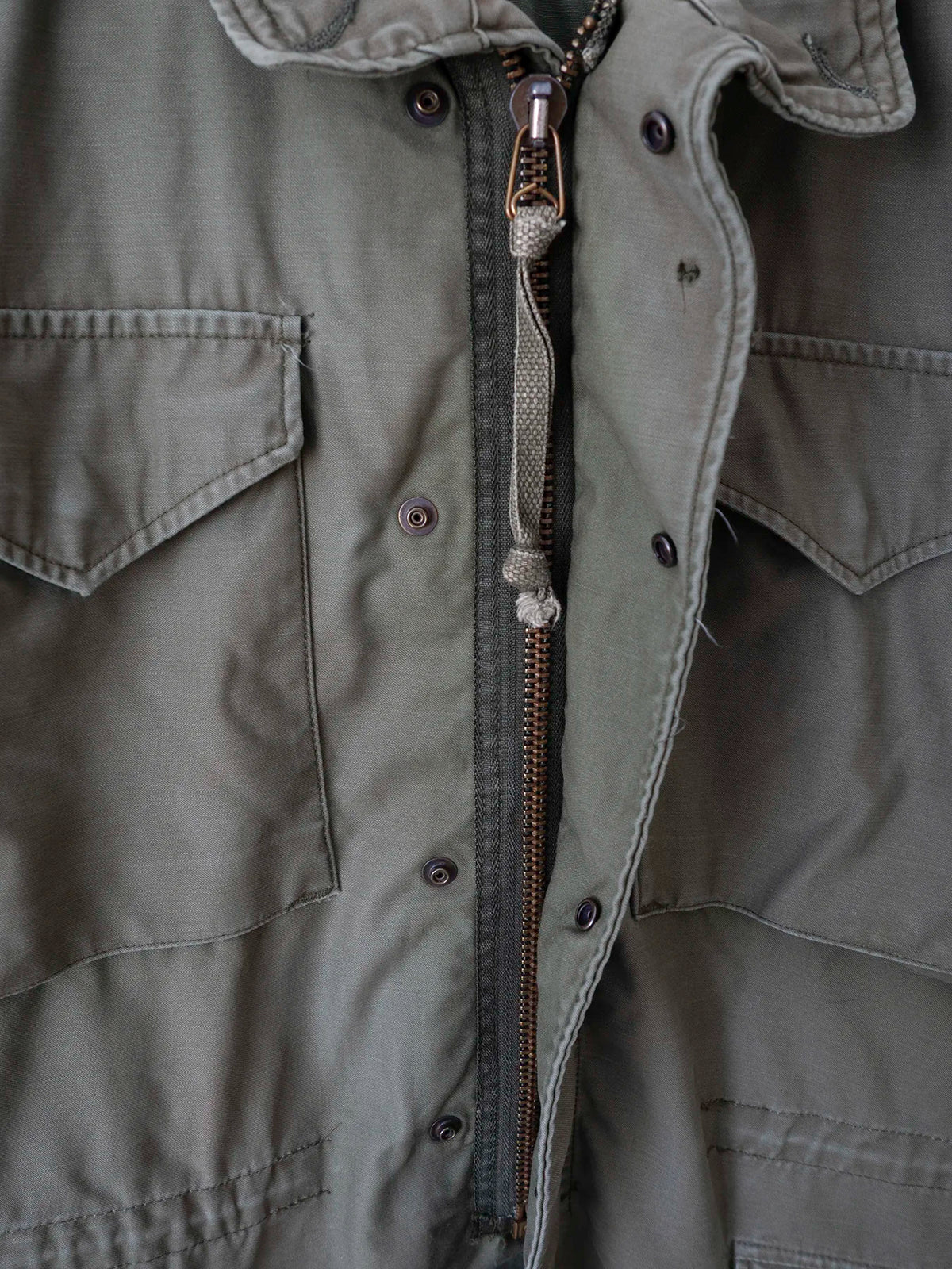 Colletto della giacca M65 con vano portacappuccio chiuso a velcro