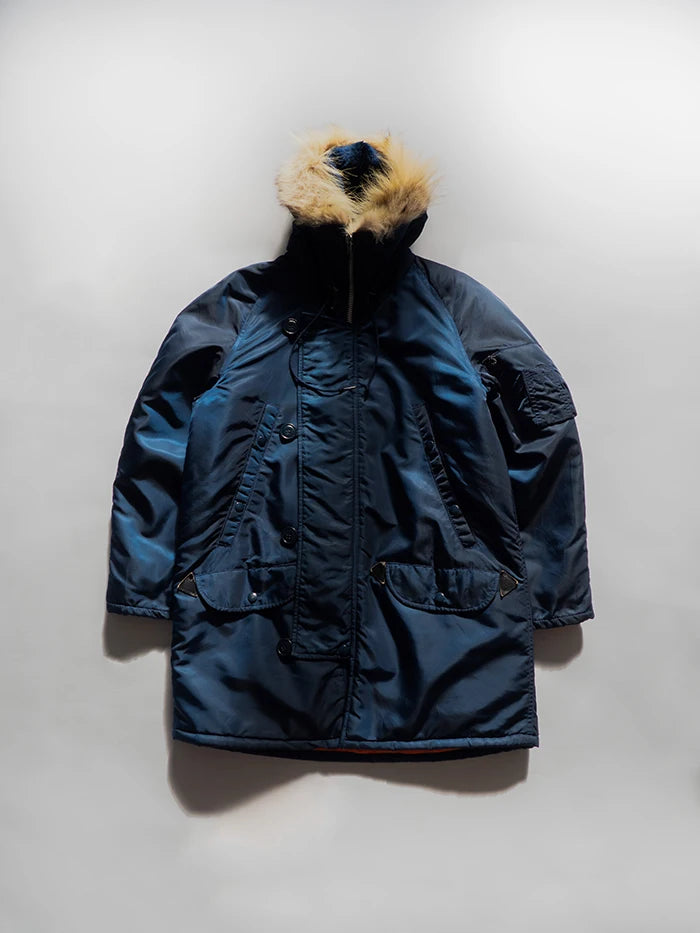 N3B civilian parka. Made in the USA. Produced in the 1970s. Emar zip. The color of the jacket is, in our opinion, incredible: it features unique shades of blue.