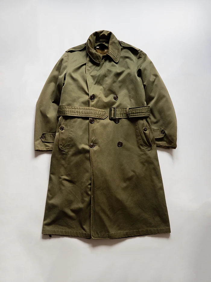 Vintage 1950s US Army Coat [M-1950A]. Made of thick, shiny cotton satin. The label is still intact and all the specifications are clearly visible.