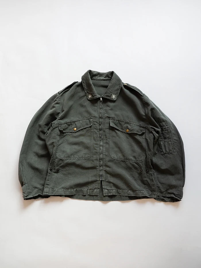 Italian Air Force jacket from the 1970s. Two pockets with snap buttons, Riri zip, adjustable waist and cuffs with tabs, and a pocket on the left shoulder.
