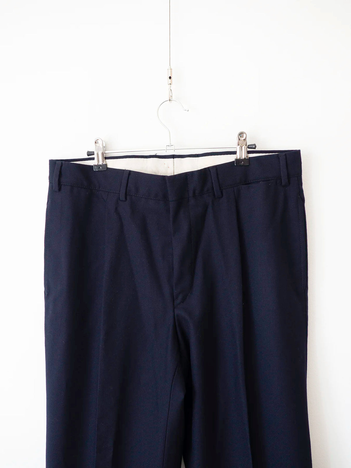 Dettaglio vita e passanti dei pantaloni Marina Militare blu navy