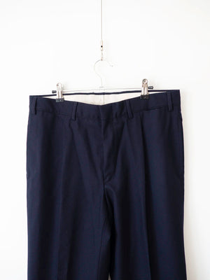 Dettaglio vita e passanti dei pantaloni Marina Militare blu navy