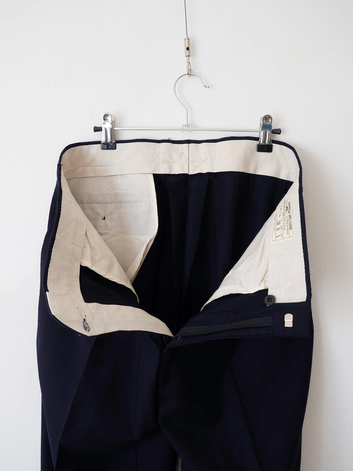 Interno vita aperto con fodera e cartellino originale dei pantaloni Marina Militare