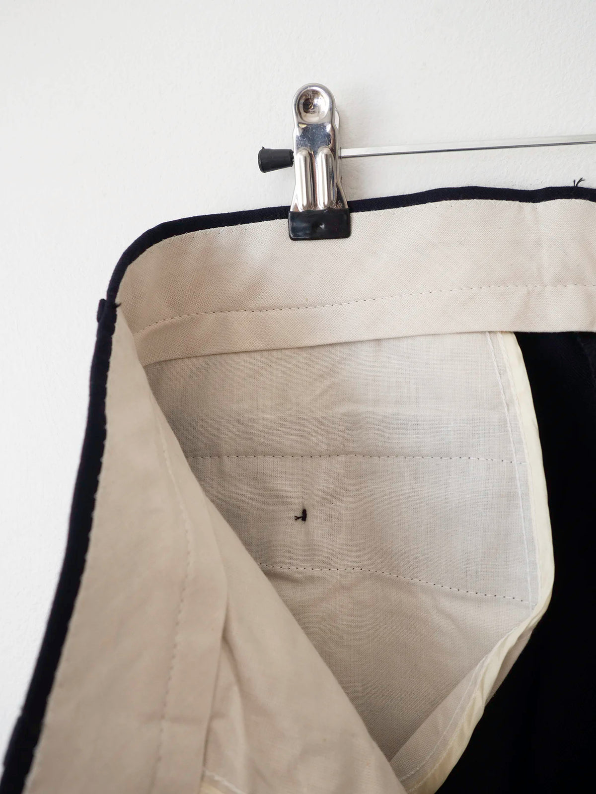 Dettaglio fodera interna in cotone della vita dei pantaloni