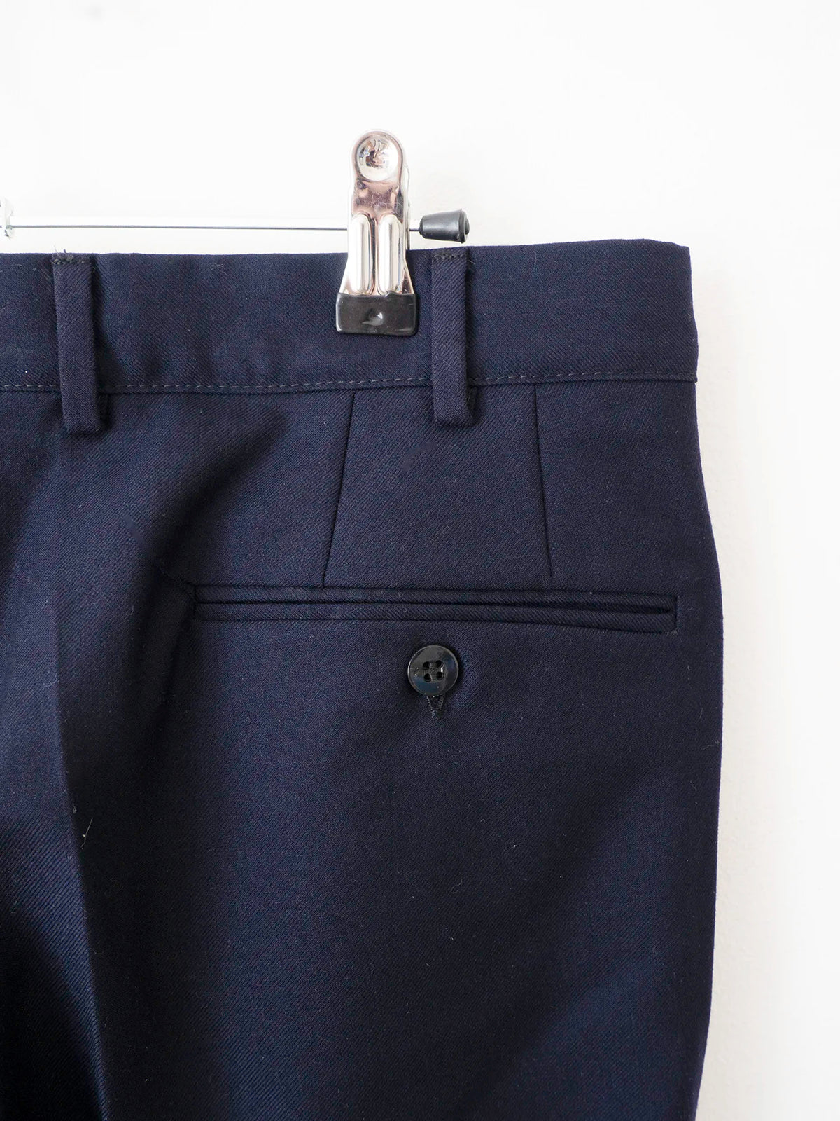 Dettaglio tasca posteriore con bottone dei pantaloni Marina Militare blu navy