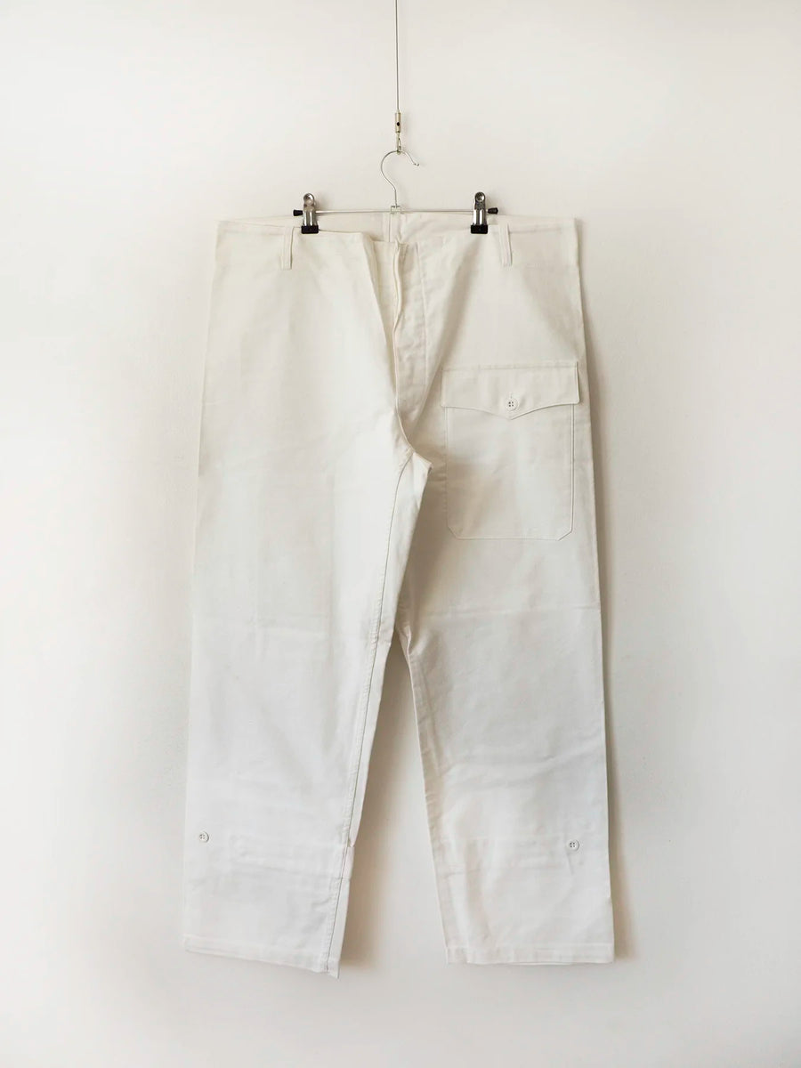 Pantaloni bianchi Marina Militare Italiana su gruccia, vista frontale