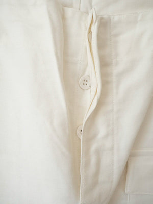 Dettaglio della chiusura con bottoni dei pantaloni bianchi Marina Italiana