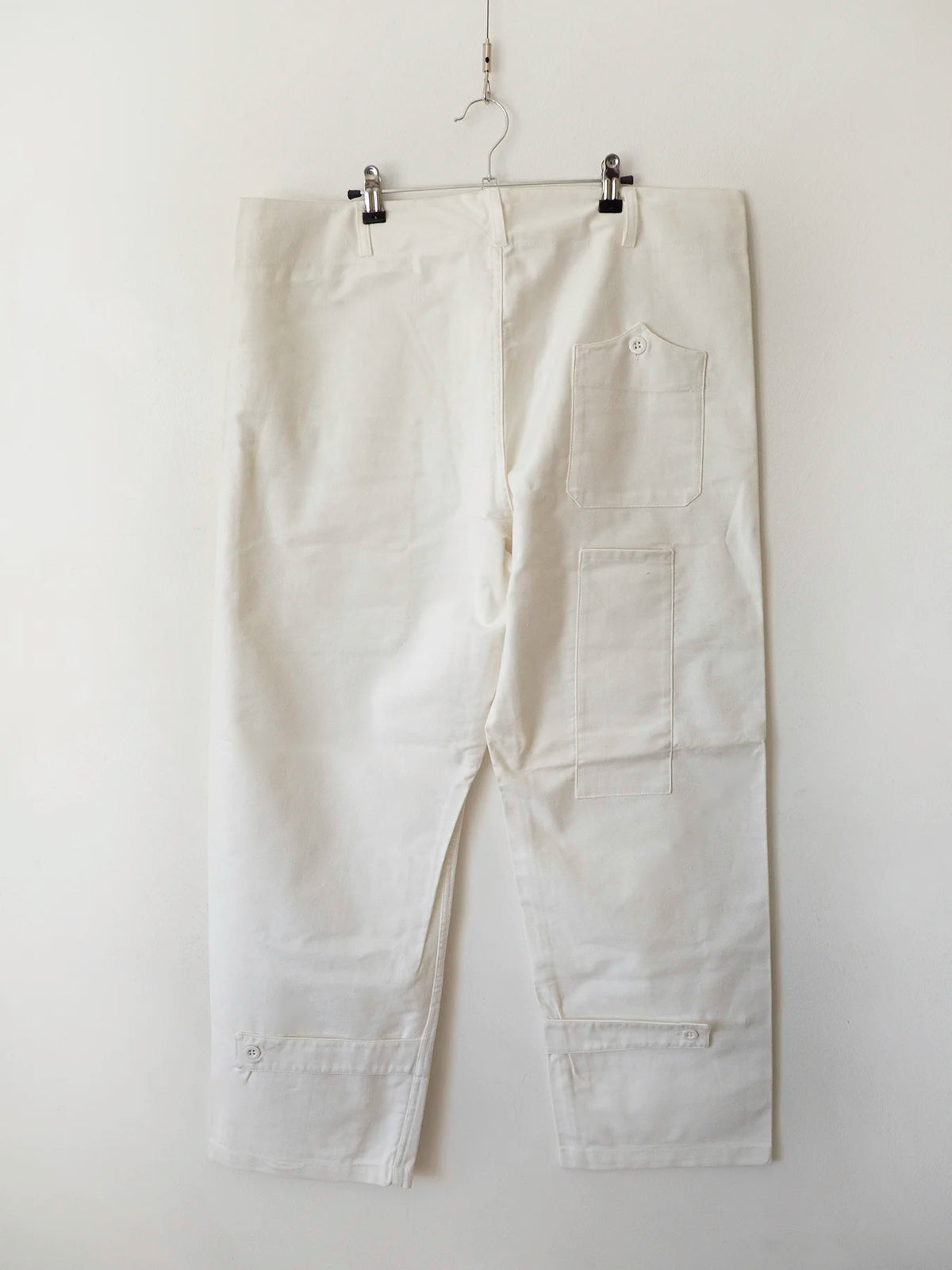 Pantaloni bianchi Marina Militare Italiana su gruccia, vista posteriore